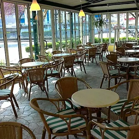 雷德酒店 3*
